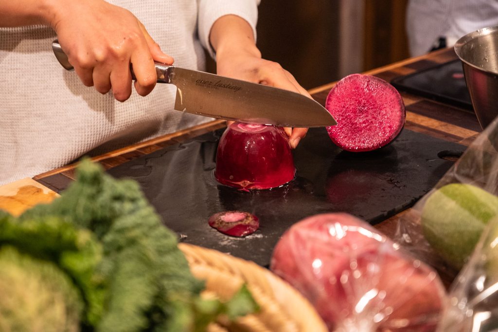 地元産野菜を切っている様子