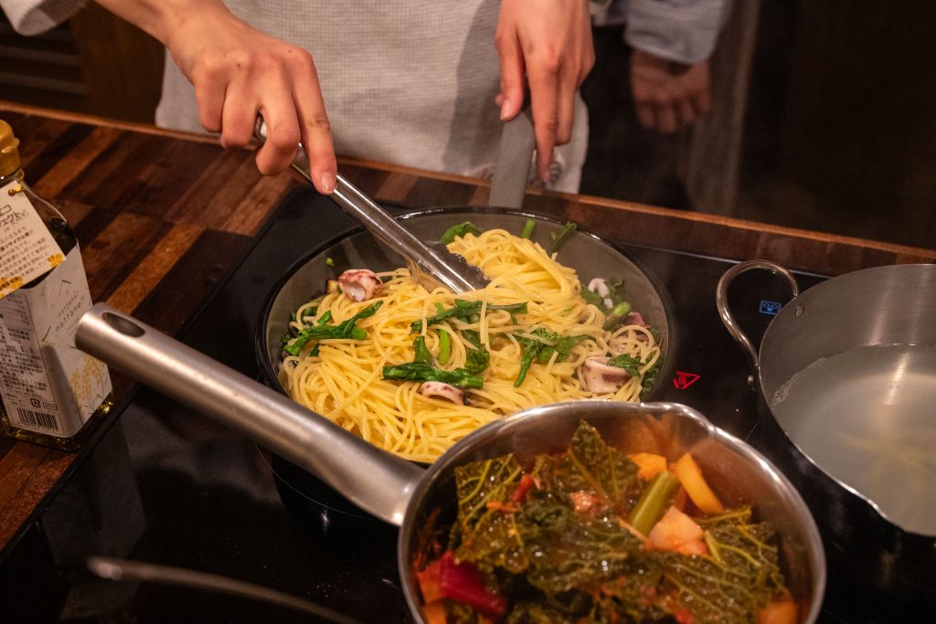 地元産野菜を使い、パスタやスープを作っている様子