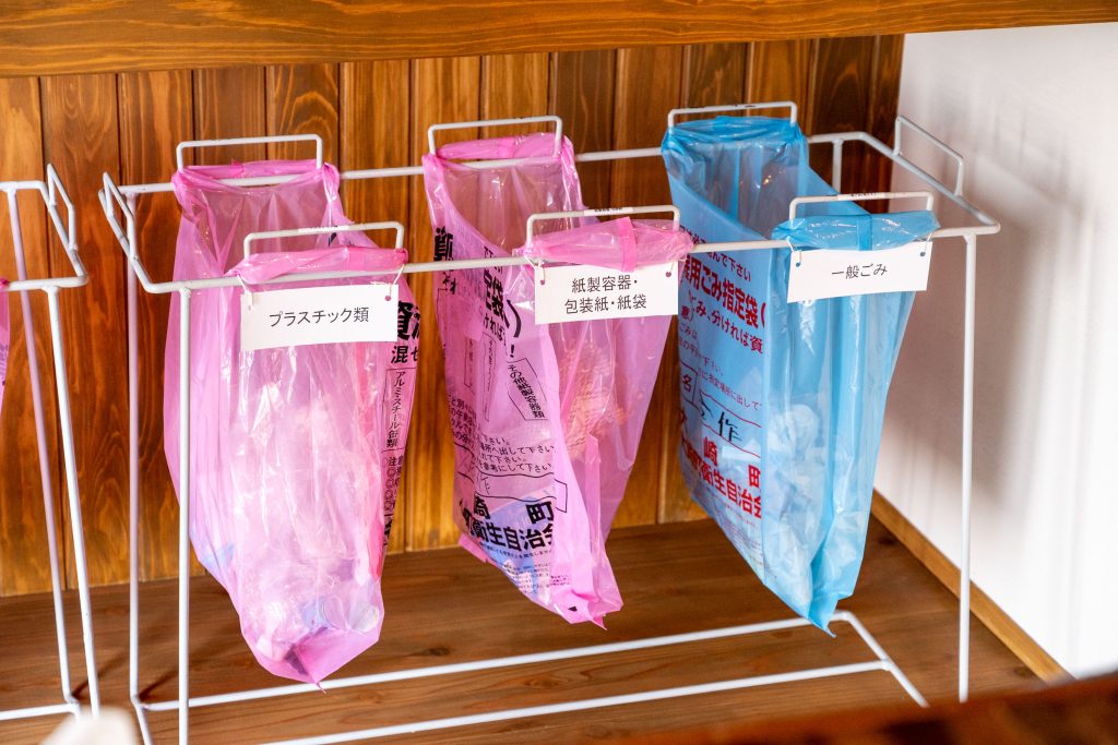 GURURIのキッチンには「一般ごみ」「プラスチック類」などと書かれたごみ袋がかけられている