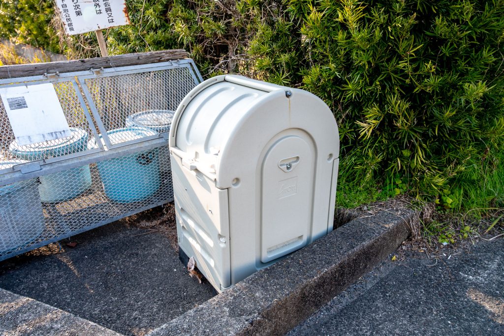 ごみステーションの生ごみのバケツの横に紙おむつ用の回収ボックスが置かれている