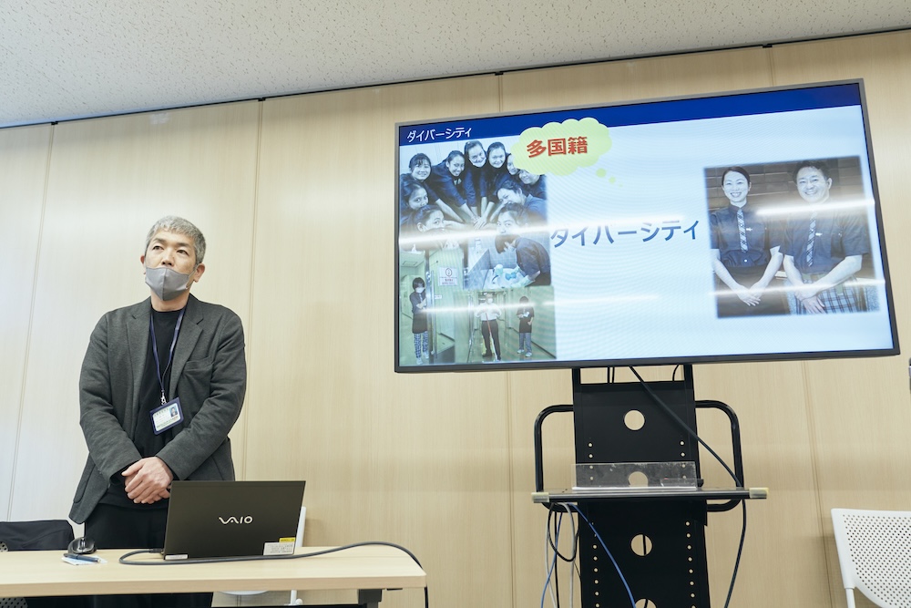 長野さんが野村不動産アメニティサービスにおけるダイバーシティの取り組みについて説明している