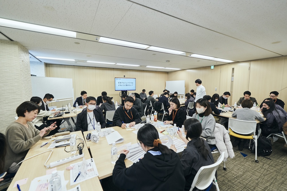 ワークショップ会場全体の様子。4つのテーブルにそれぞれ日本人と外国人を合わせた7名程度が着席している。