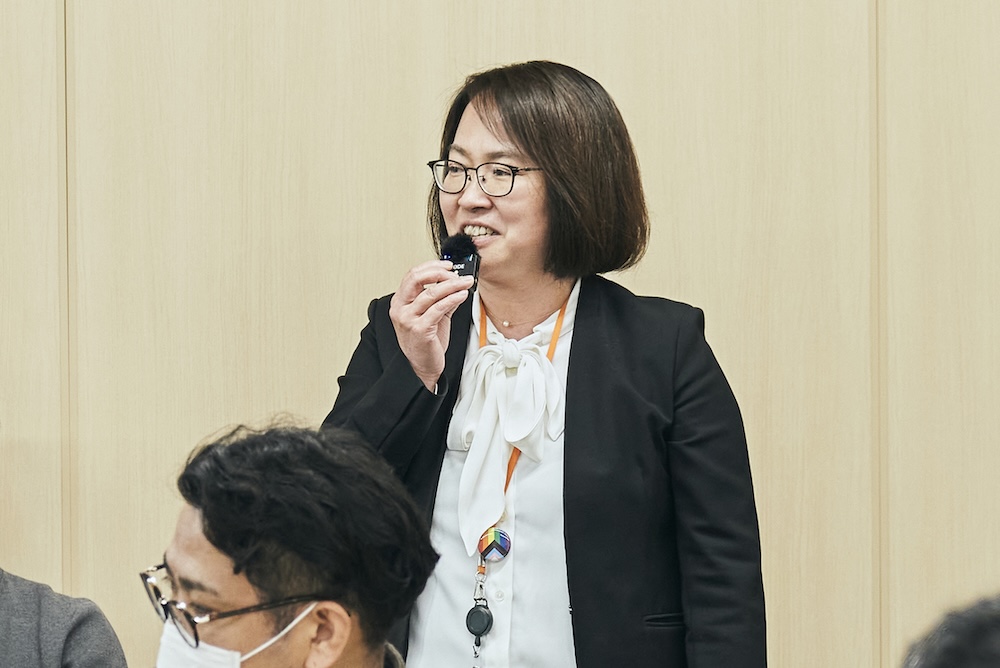 宇佐美さんが全体に向かって笑顔で話している