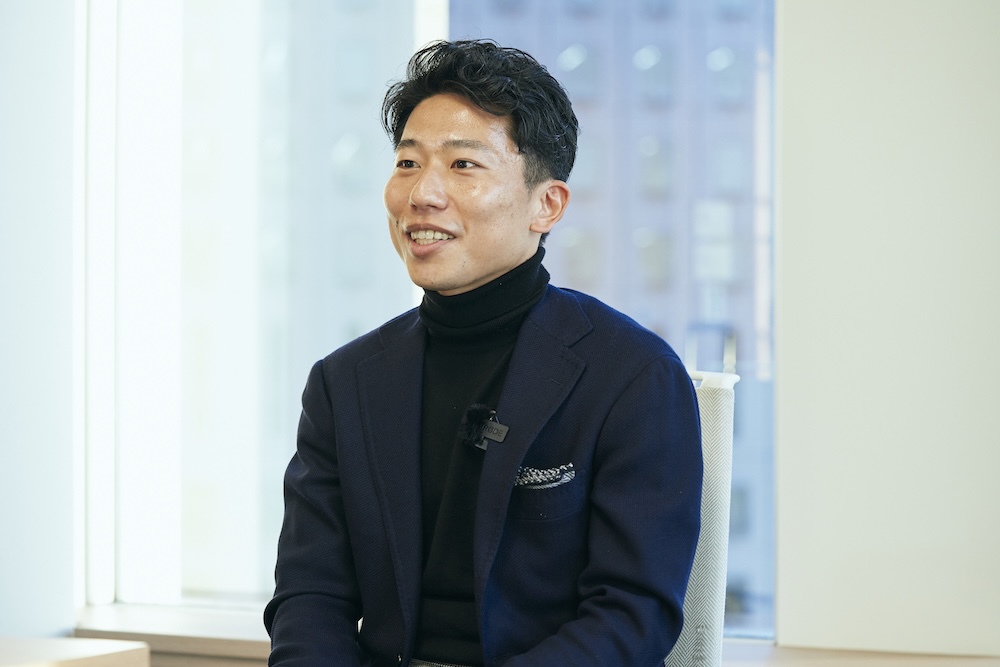 安部さんが笑顔でインタビューに応じている