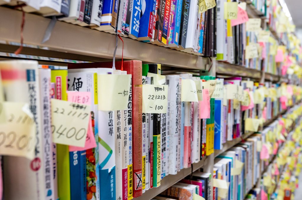 日付+通し番号で管理された本が書棚に並んでいる。