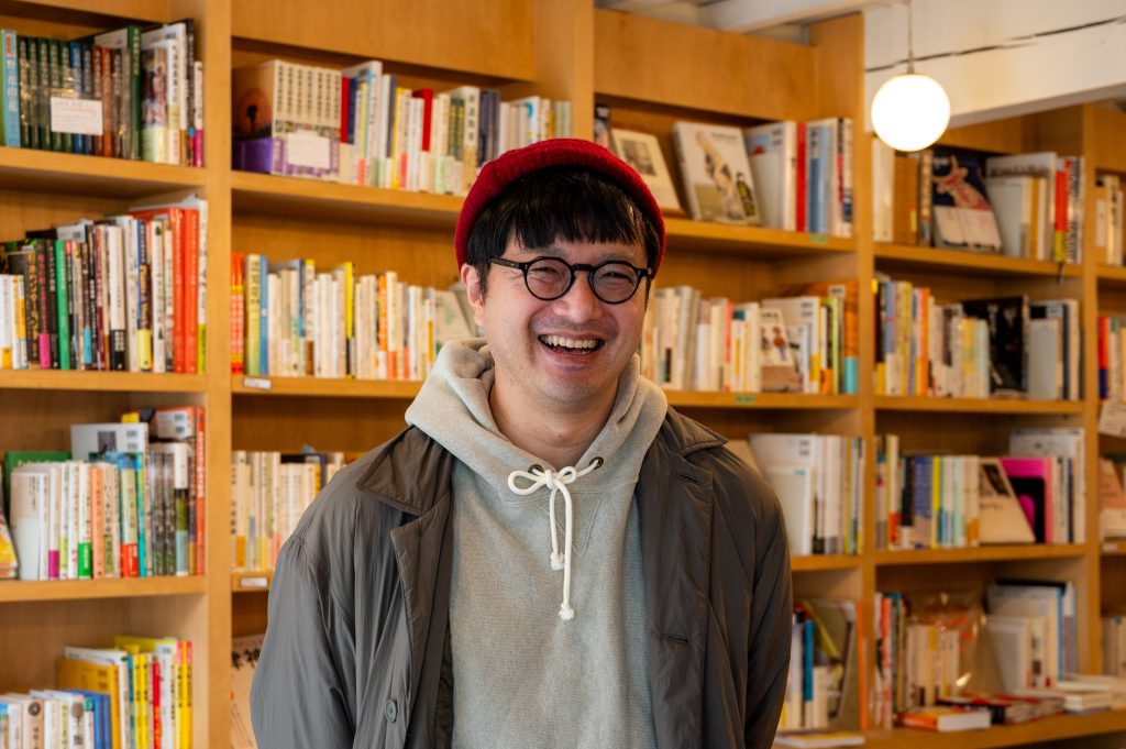 取材に応じてくださったバリューブックスの西山卓郎さんが笑顔でインタビューに応えている。