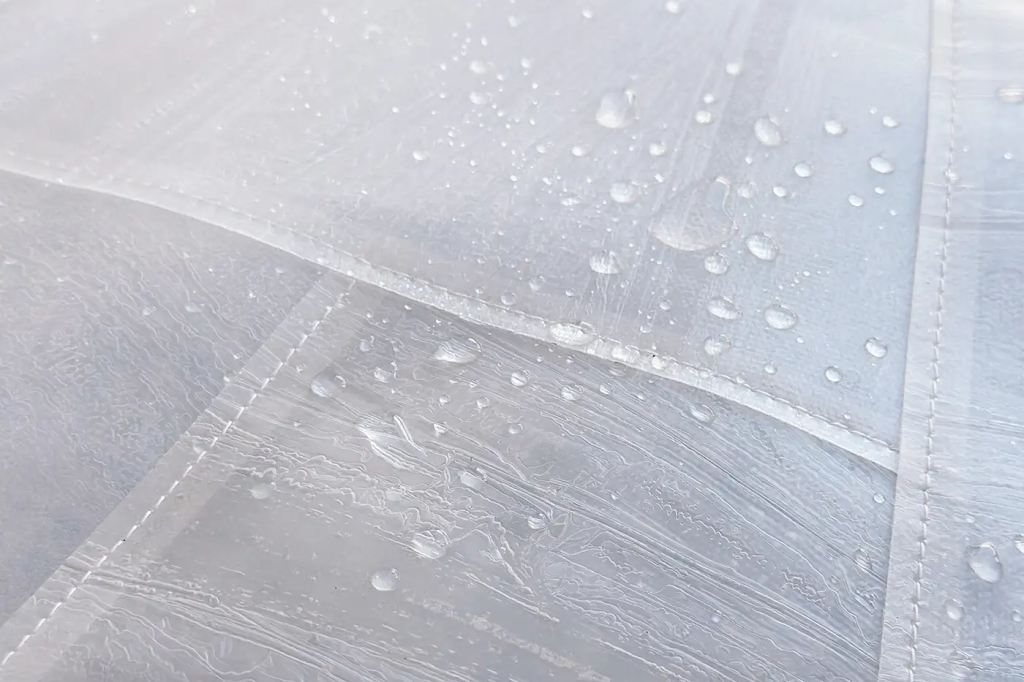 PLASTICITYの素材が水滴を弾いている様子。