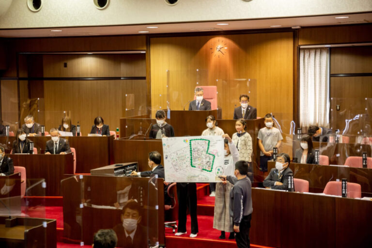 Green Hopeのメンバーが議会で提言をする様子