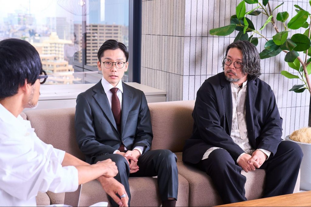 長野さんが、サステナ博士に向かってウェブアクセシビリティの考え方を説明している様子。