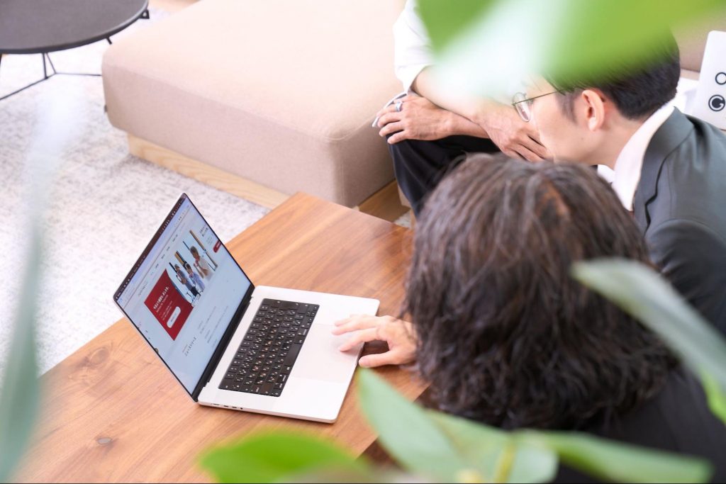 野村不動産ウェルネスのウェブサイトのデザイン例。文字サイズや操作性に配慮したインターフェースが表示されている。