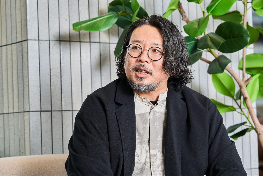 徳世さんがインタビュアーに向かって話している様子