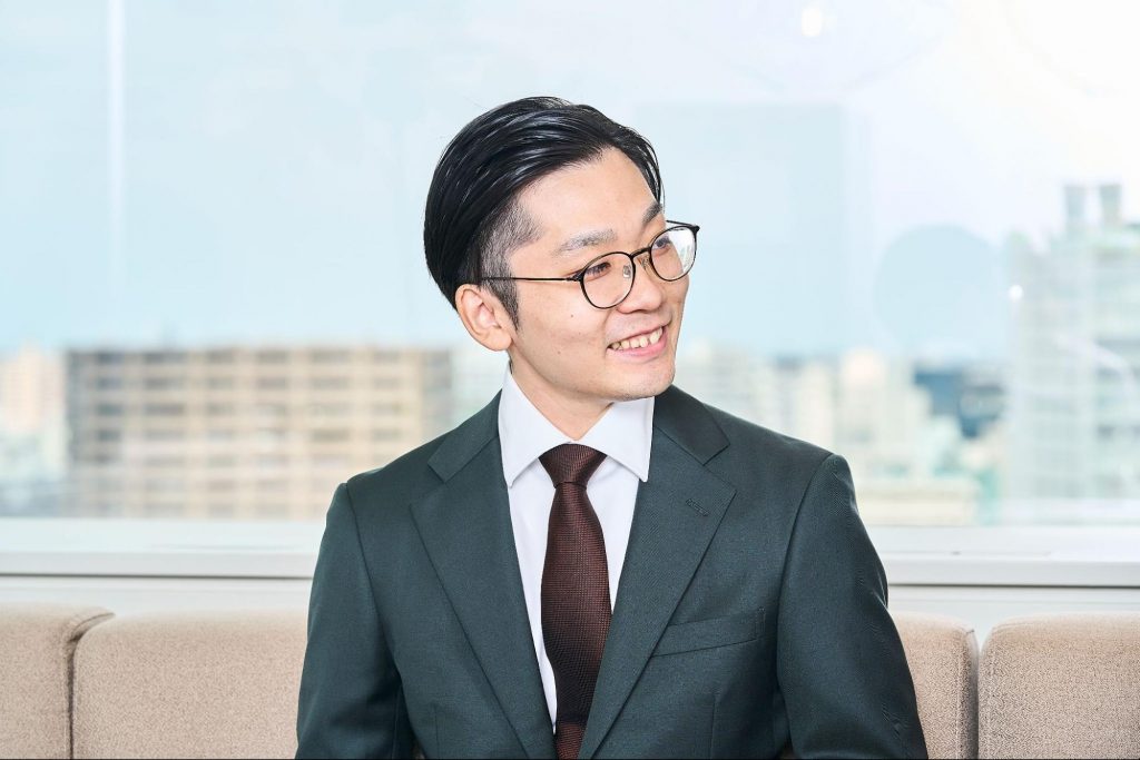 長野さんがインタビュアーに向かって話している様子