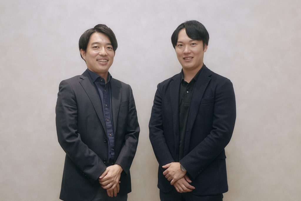 小野さんと村田さんが笑顔で写っている様子