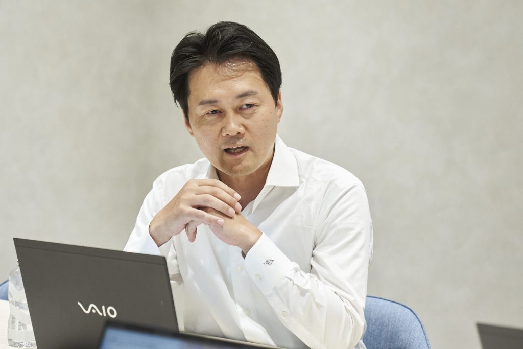インタビューに答えるソリューションズの谷川さん