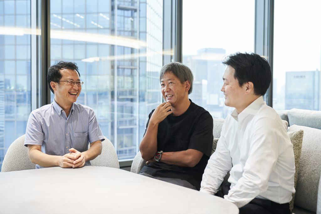 ソファに腰掛けながら談笑する3人のビジョン研修参加者の様子