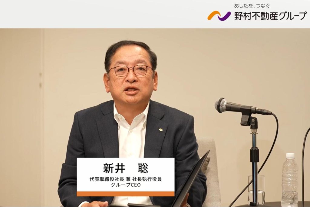 オンライン説明会で熱弁する新井グループCEOの様子