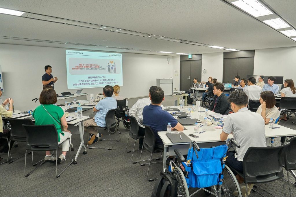 第1回ワークショップの会場に、リードユーザーと社員が集まっている様子 