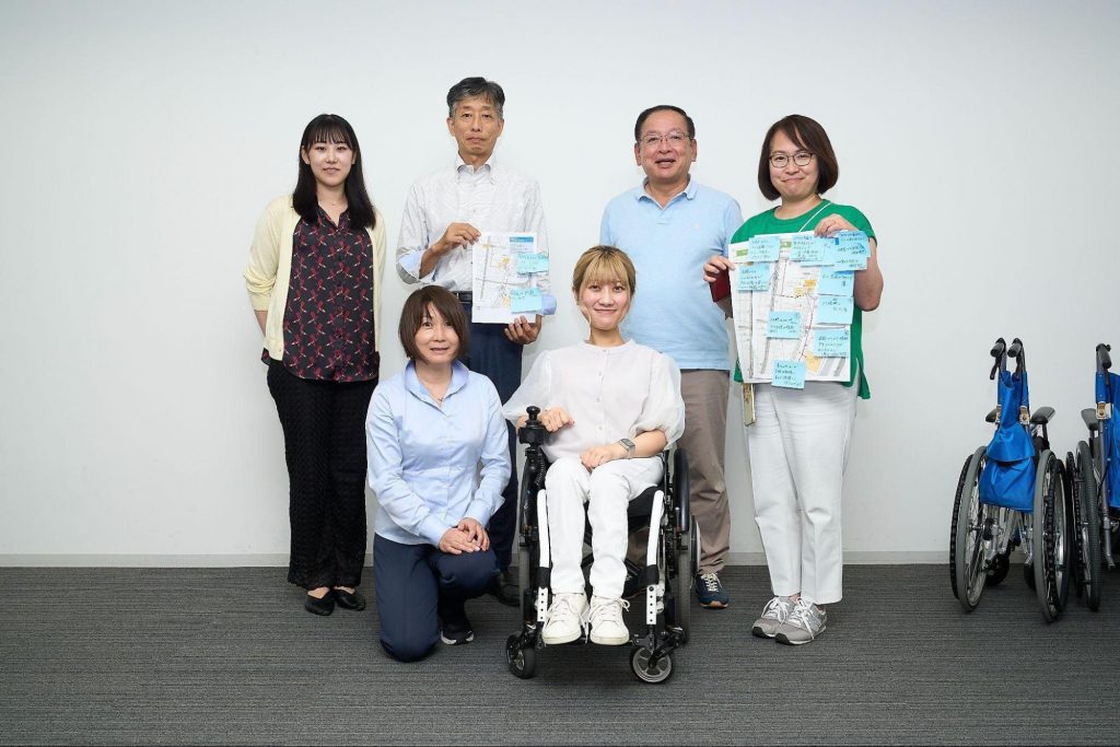 リードユーザーの染谷さんと参加メンバーが並んで写る集合写真 
