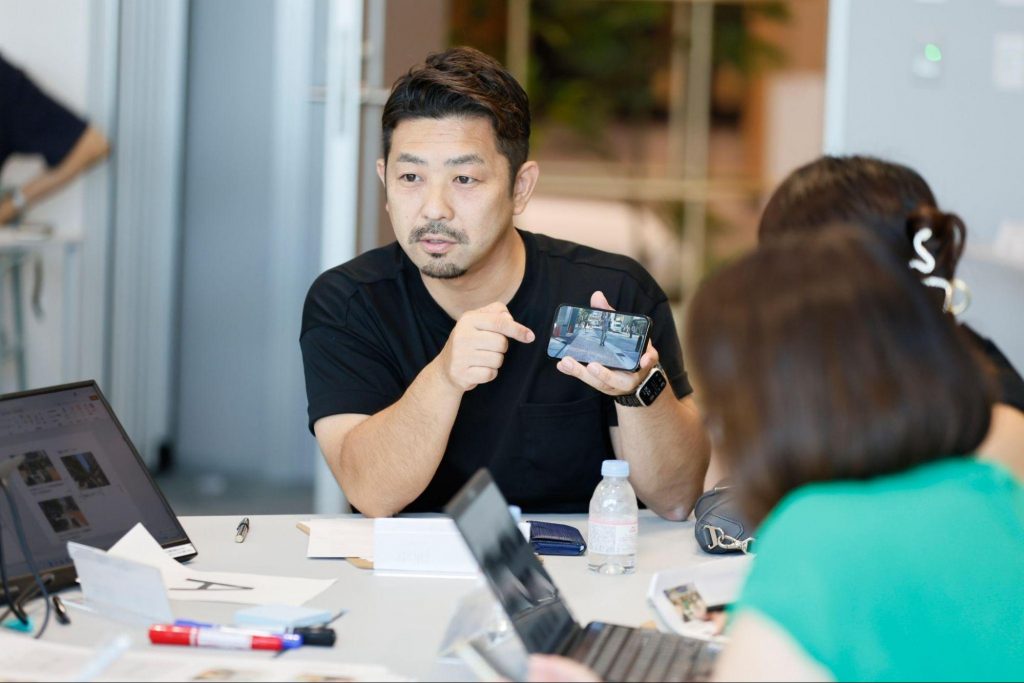 リードユーザーの大塚さんの話に耳を傾けながら、資料を見つめる参加者たち