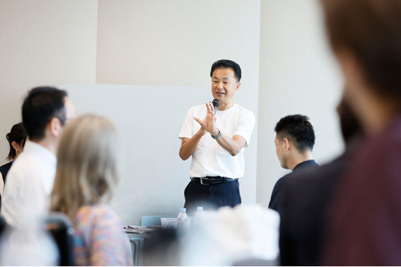 ワークショップ会場でコメントをする松尾グループCOO