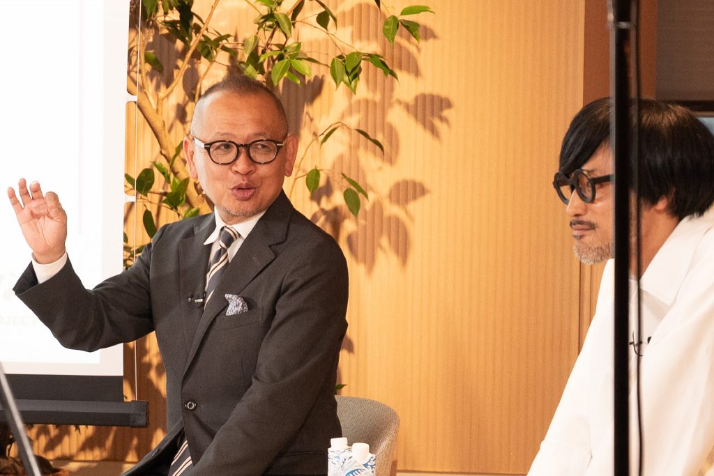 前野教授が手振りを交えて話し、隣で大畑氏が耳を傾ける