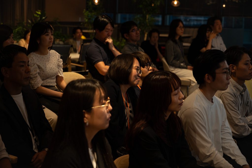 Participants looking toward the front as they listen to the lecture.