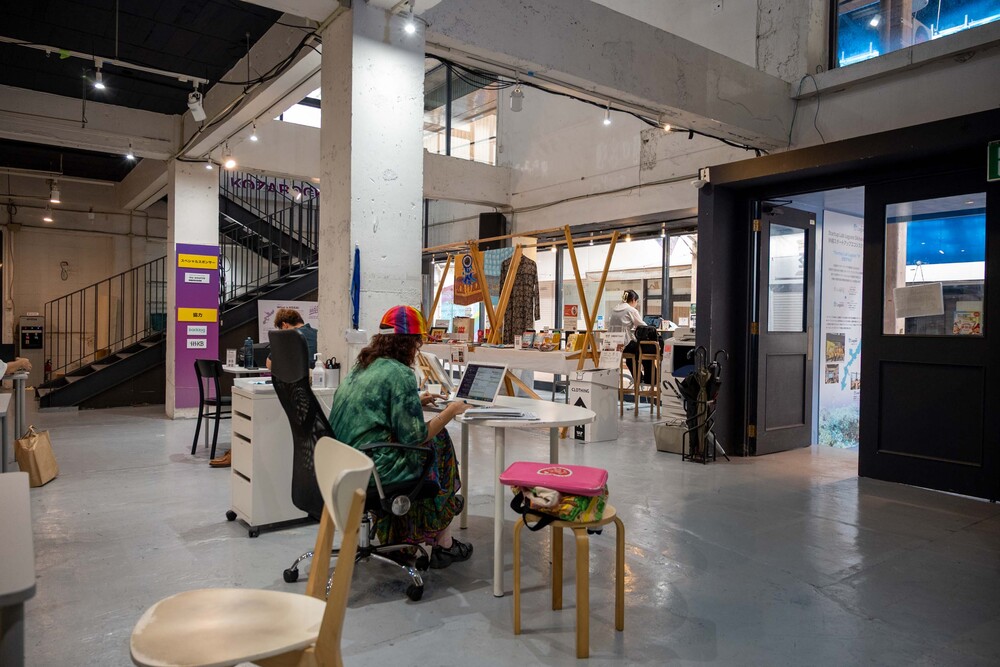 コザスタートアップ商店街のシェアオフィスの様子