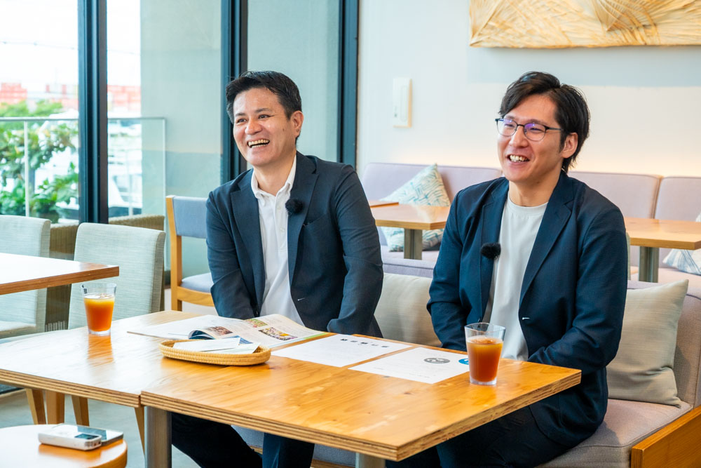 佐久川運営統括ゼネラルマネージャーとHOTEL LOCUSの山本支配人