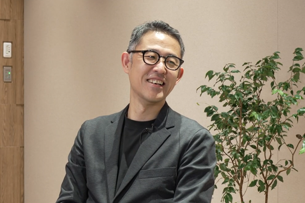 インタビュー中のボーダレス・ジャパンの鈴木さん