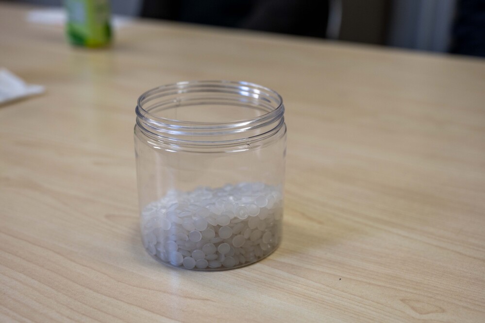 「アスクル資源循環プラットフォーム」で回収されたクリアホルダーから再生されたペレット