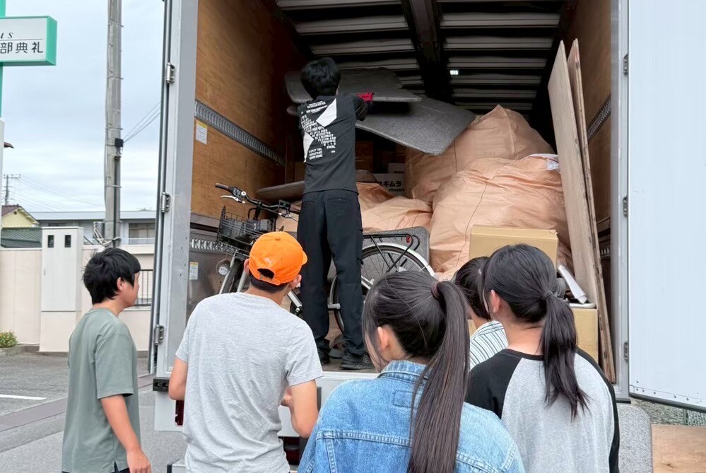群馬県伊勢崎市のNPO法人「アスワード」に届いた防災グッズの運搬を手伝う子どもたち