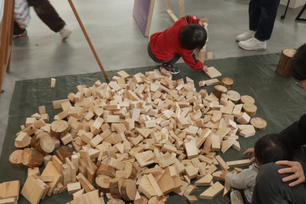 奥多摩の森にある製材所「東京・森と市場」によるかんなくずのプール
