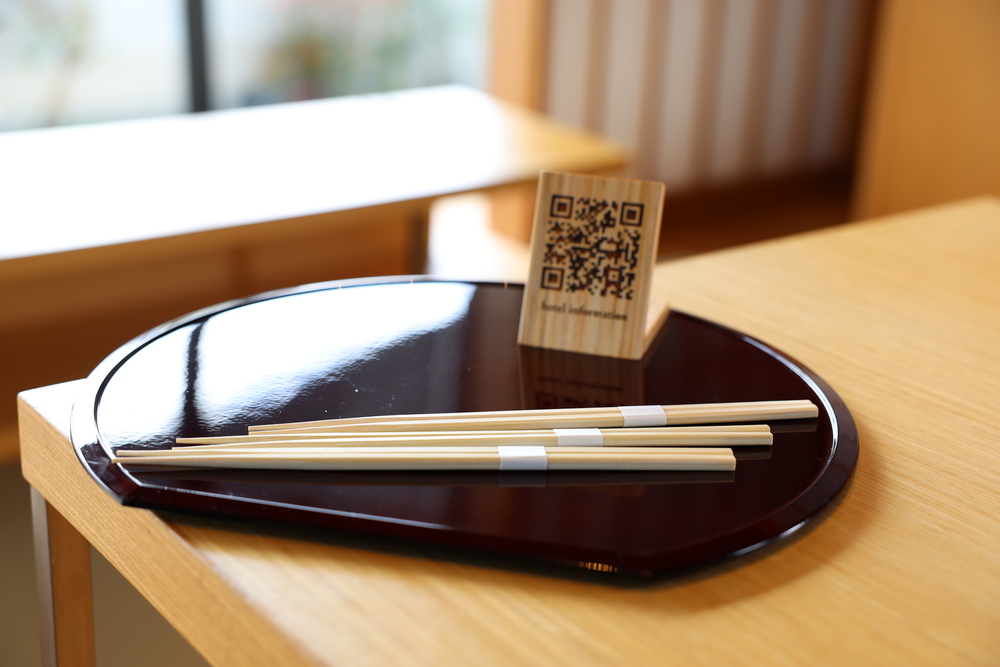 カンラで使用されている箸と、それを再利用した客室用館内案内POP